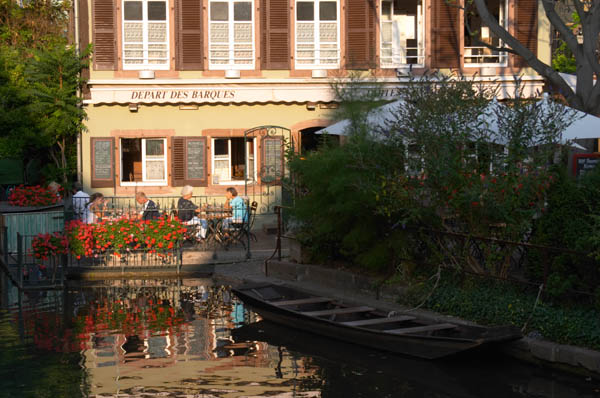 A romantic restaurant on the canal