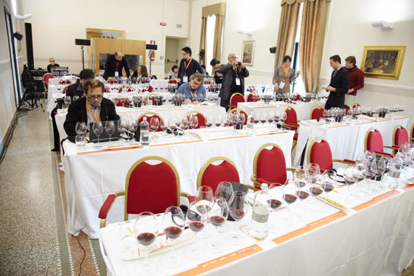 Tasting the wines at Apulia Wine Identity