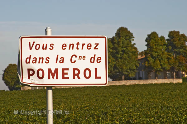 A sign saying "Vous entrez dans la commune de Pomerol"