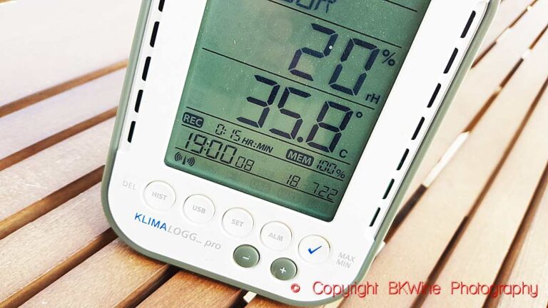 Thermometer and hygrometer showing 35.8 degrees Celsius