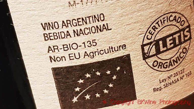 Label on an Argentine wine, "bebida nacional", national beverage, and organic certification